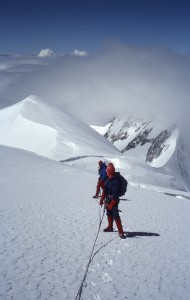 Vi har ladt skyerne bag - og nedenfor - os og går nu under en skyfri himmel mod toppen af Mont Blanc